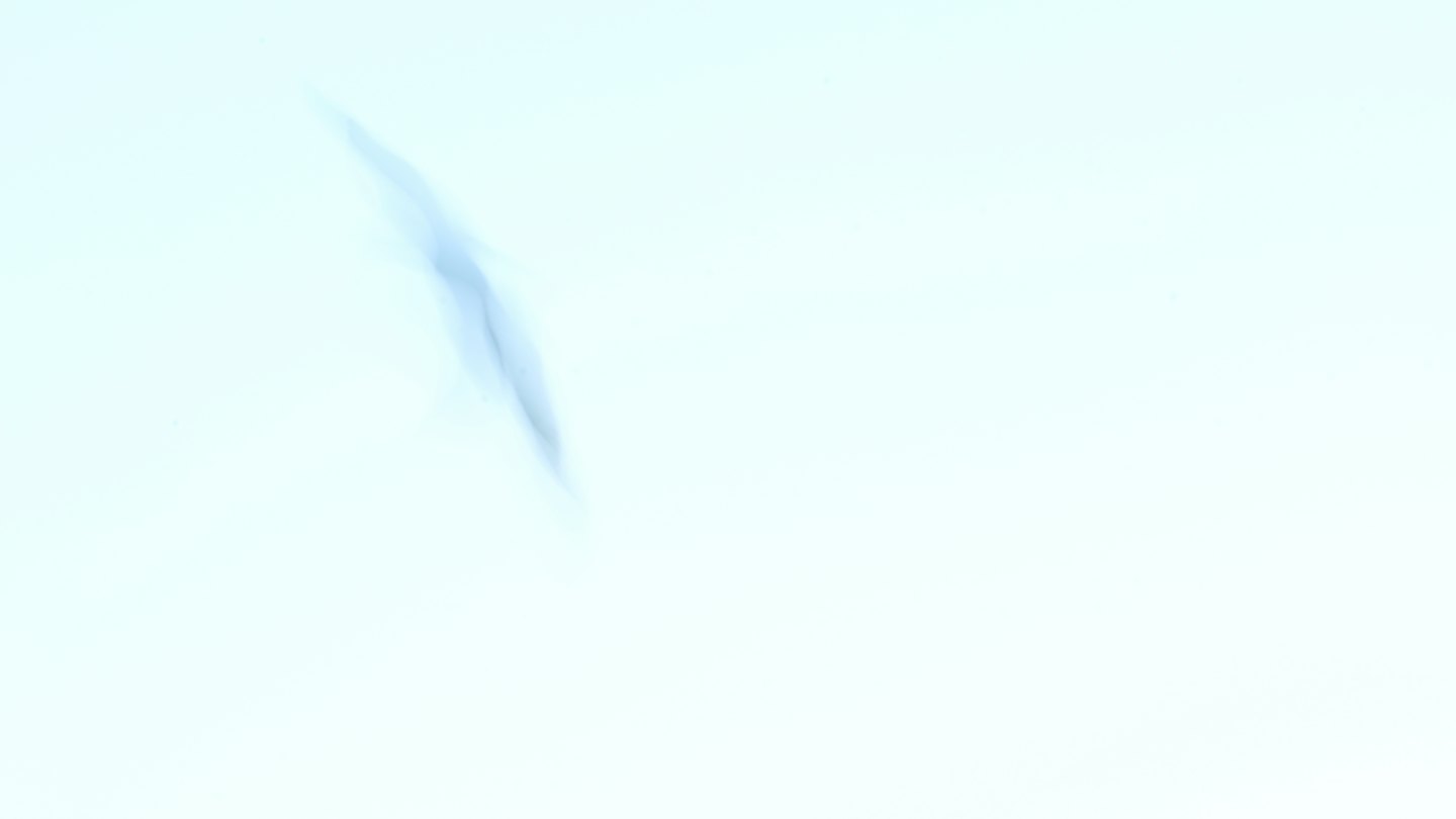 Bande bleu-gris diagonale sur une toile pâle.